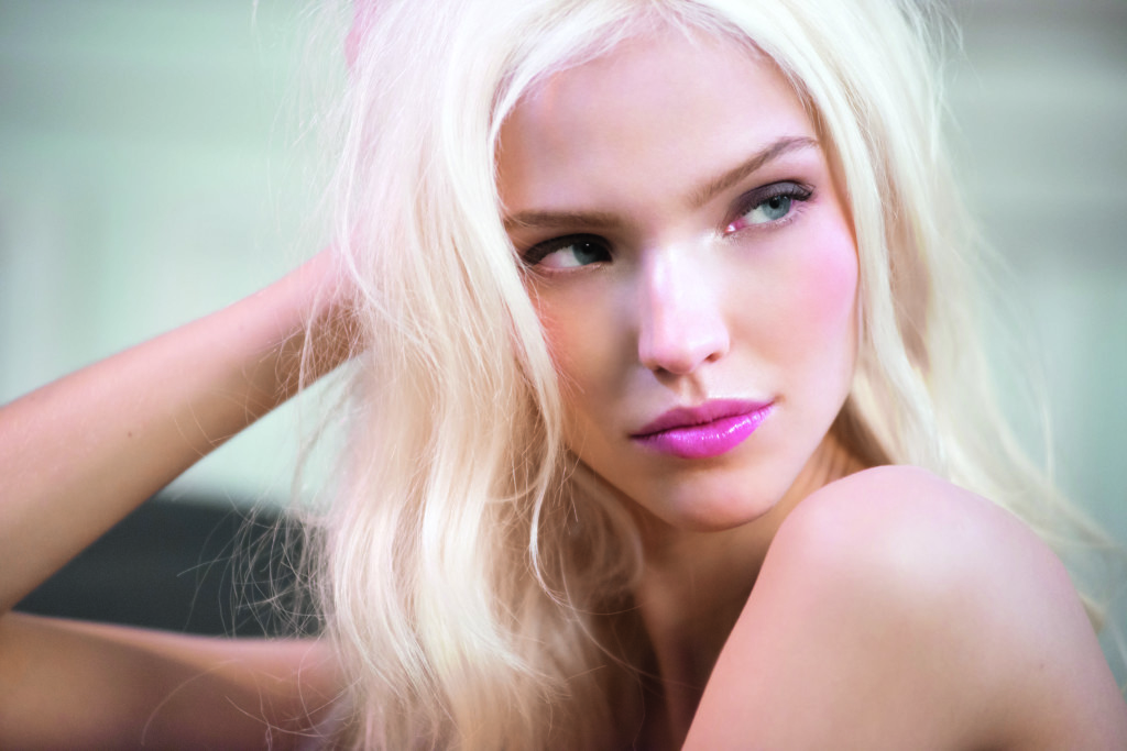 Capelli biondi platino per la modella protagonista dello spot Dior Addict di Dior