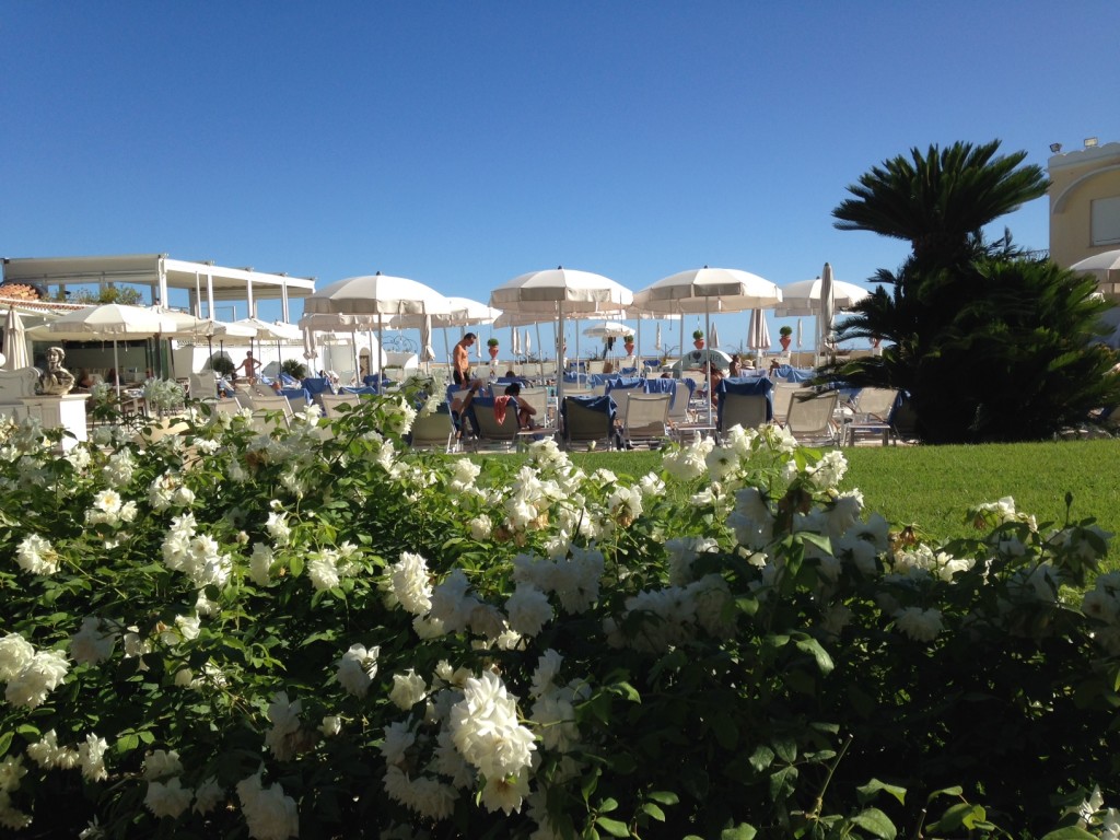 La terrazza del Grand Hotel Quisisana con la piscina, il ristorante e l'accesso alla spa