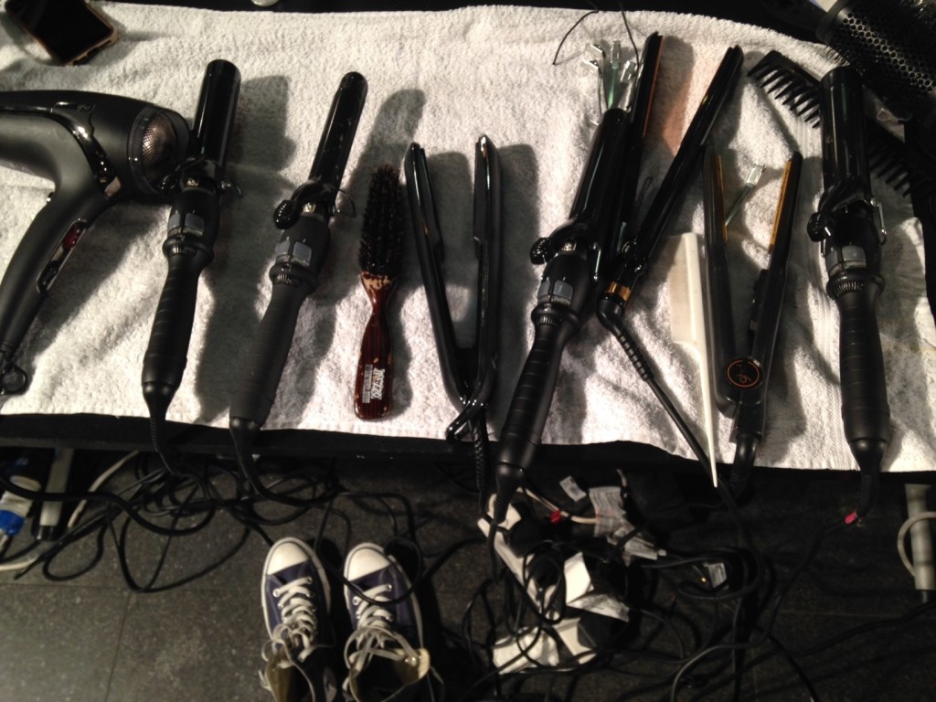 Gli strumenti per realizzare morbide onde, backstage della sfilata P/E 2015 Dsquared2