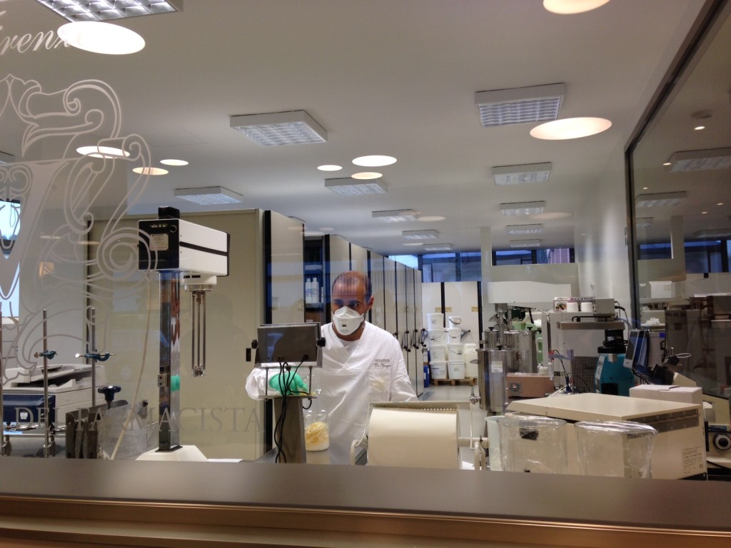 Il laboratorio. Cosmetologo al lavoro per creare la Crema Corpo Nutriente Foglie di Bamboo